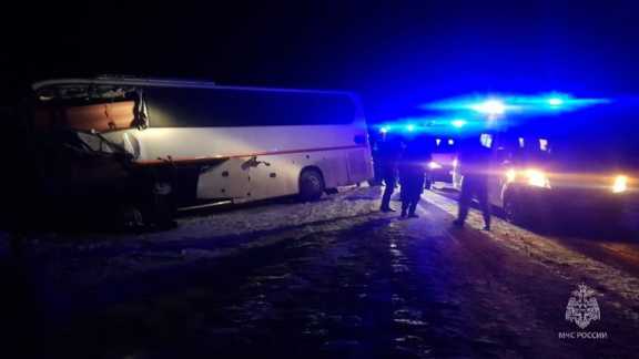 На Алтае двое погибли при столкновении автобуса с фурой