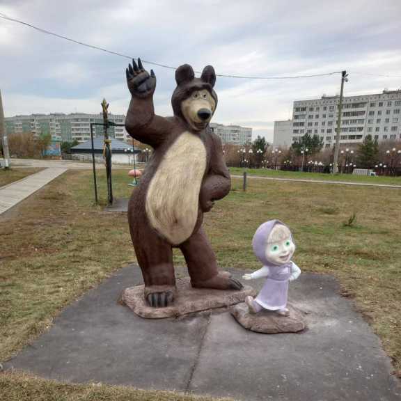 В городе-спутнике Красноярска обновили скульптуры и скамейки в «сказочном» городке 