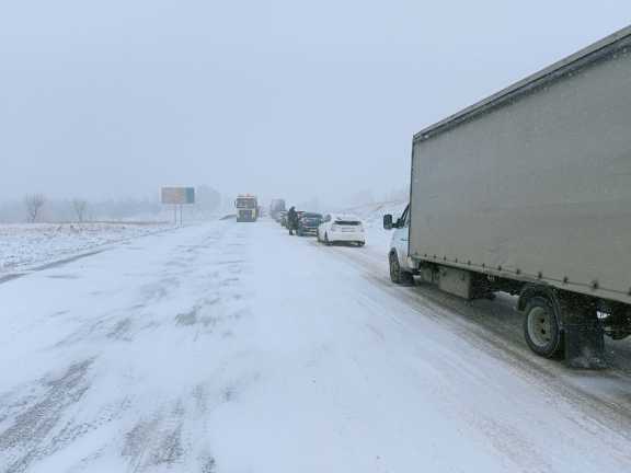 Из-за снегопада на трассах Красноярского края ввели ограничения