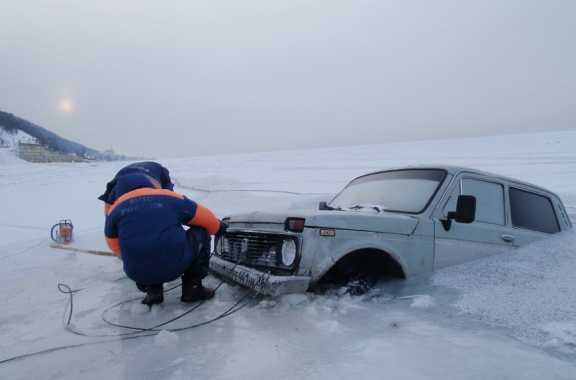 В Красноярском крае под лёд провалился автомобиль с водителем