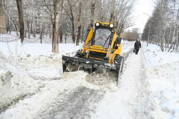 В Барнауле всю ночь очищали тротуары от наледи 