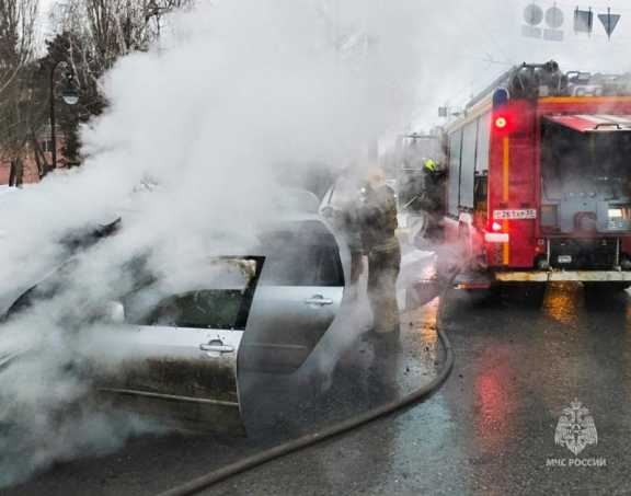 В Омске в районе Драмтеатра загорелся автомобиль