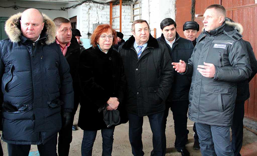 Гендиректор КрасКома Олег Гончеров рассказывает о технологи работы очистных сооружений.jpg