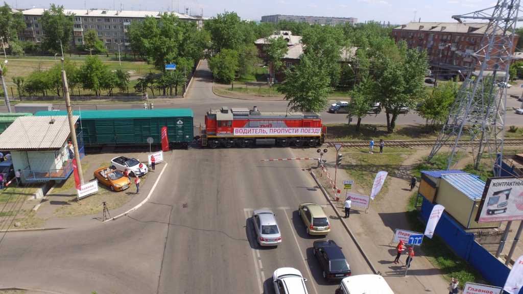 Пропустил поезд. Бийск Железнодорожный переезд. Уступи дорогу поезду. Водитель пропусти поезд. Херсонский ЖД переезд.