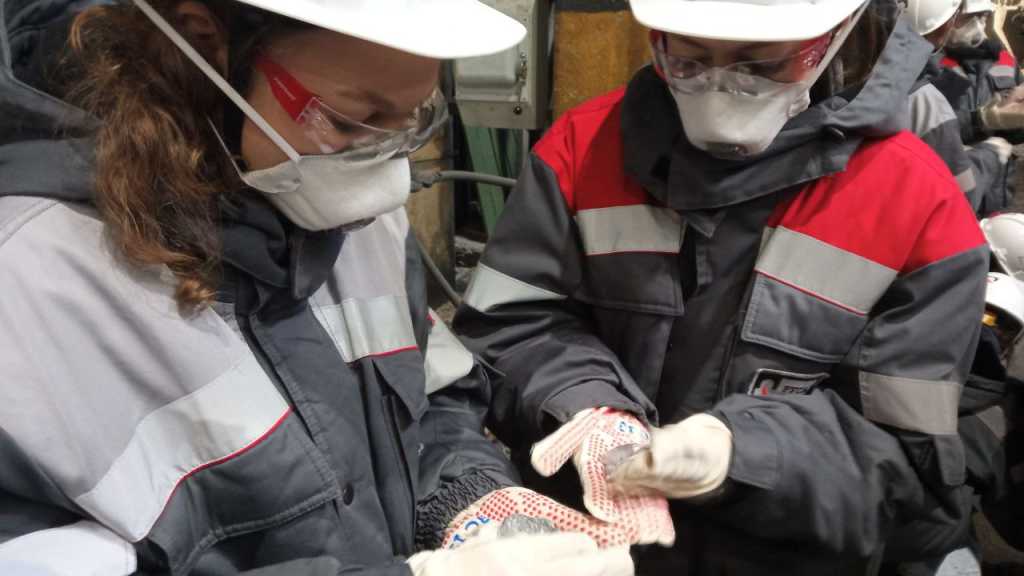 Студенты заинтересовались продукцией.jpg