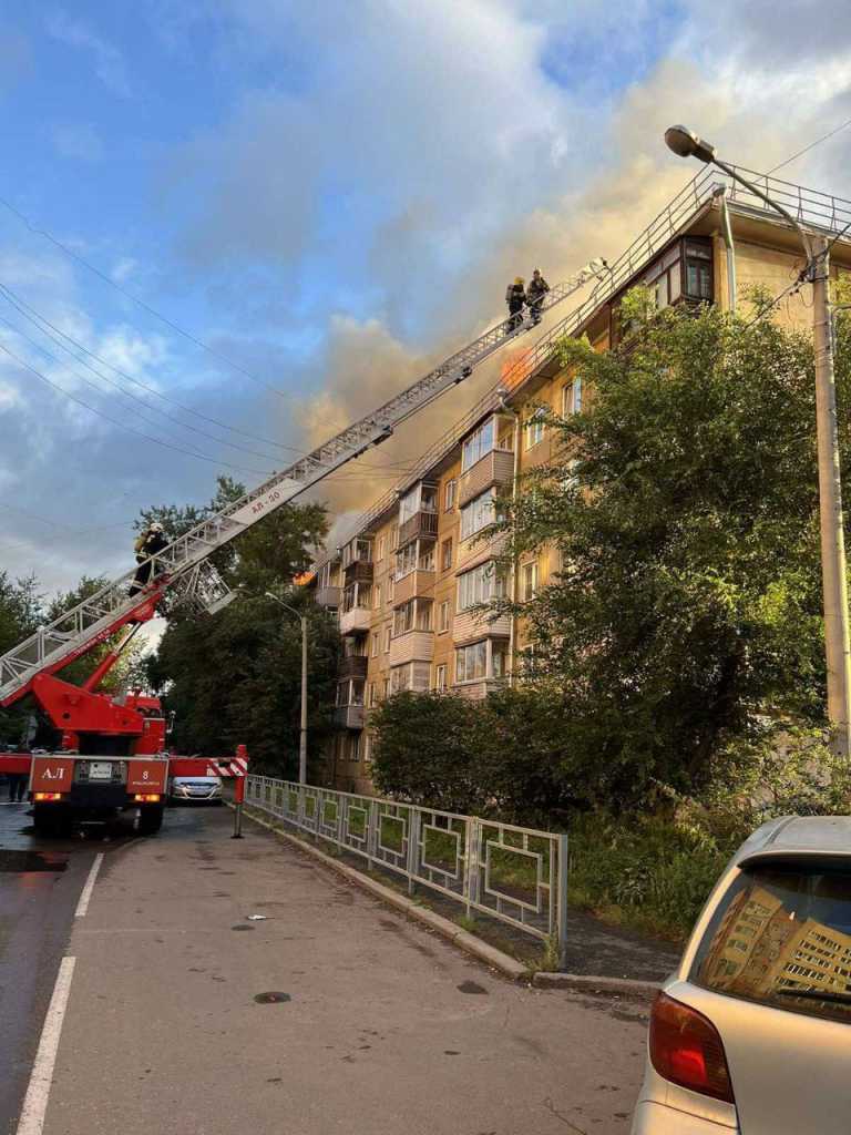 В Красноярске горит кровля многоквартирного дома