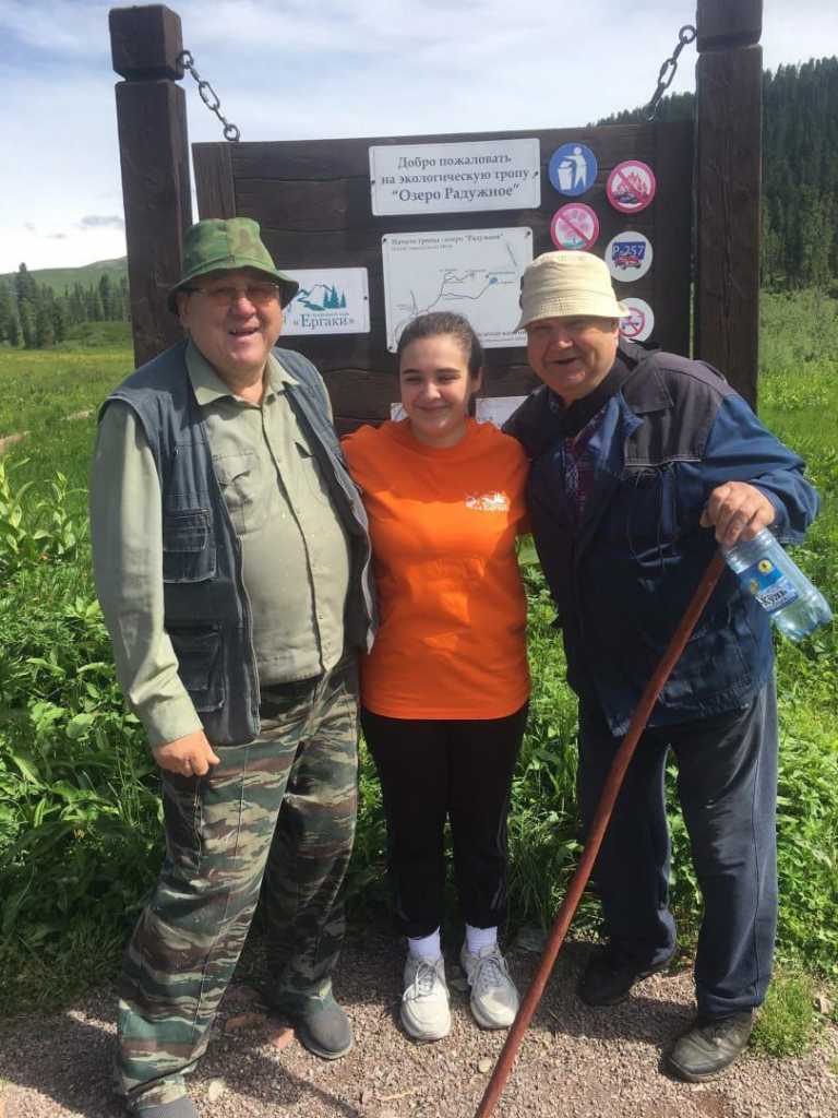 Волонтер с посетителями парка.jpeg