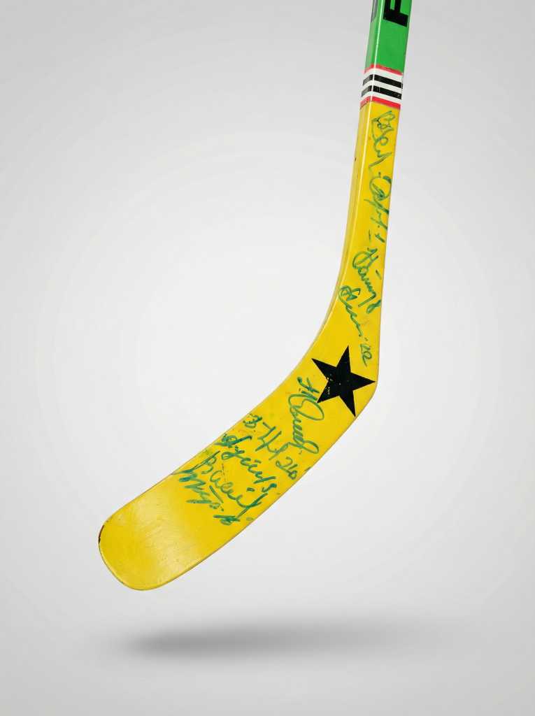 2-3 клюшка Харламова с афтографами хоккеистов.png