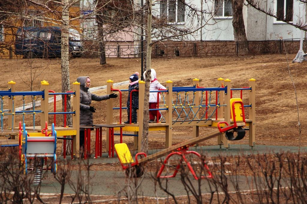 Люди катаются голыми по городу