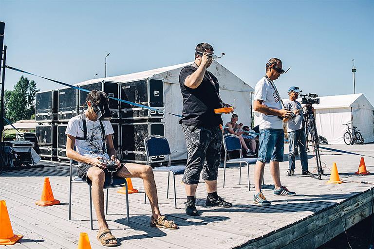 В Центре Иван справа Юденко.jpg