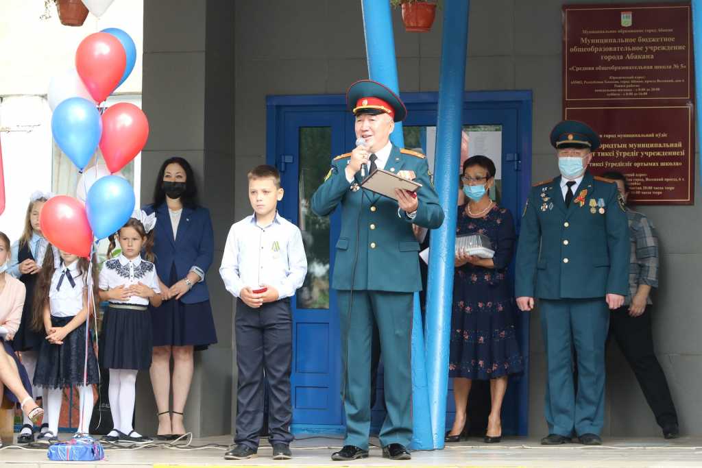 В День знаний офицеры МЧС России наградили школьника, спасшего летом троих ребятишек.JPG