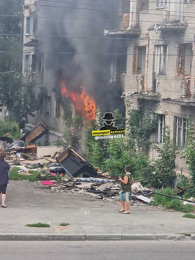 В Барнауле спасатели вывели из пожара в расселенной многоэтажке трех человек