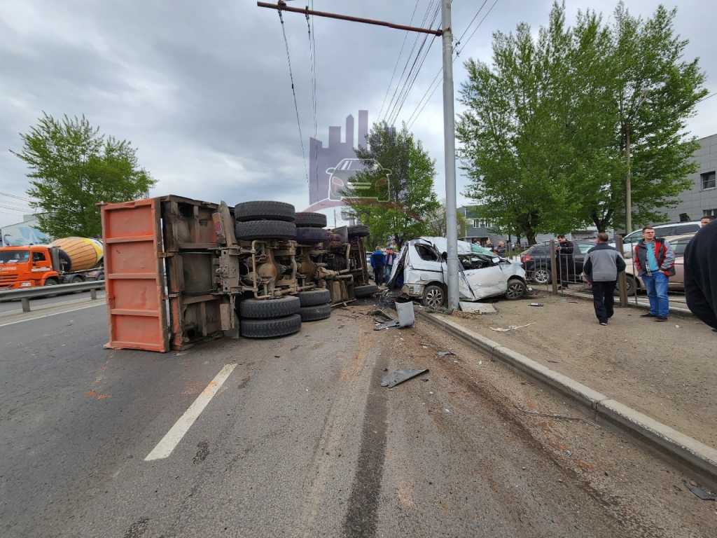 12 машин попали в ДТП на улице Пограничников в Красноярске