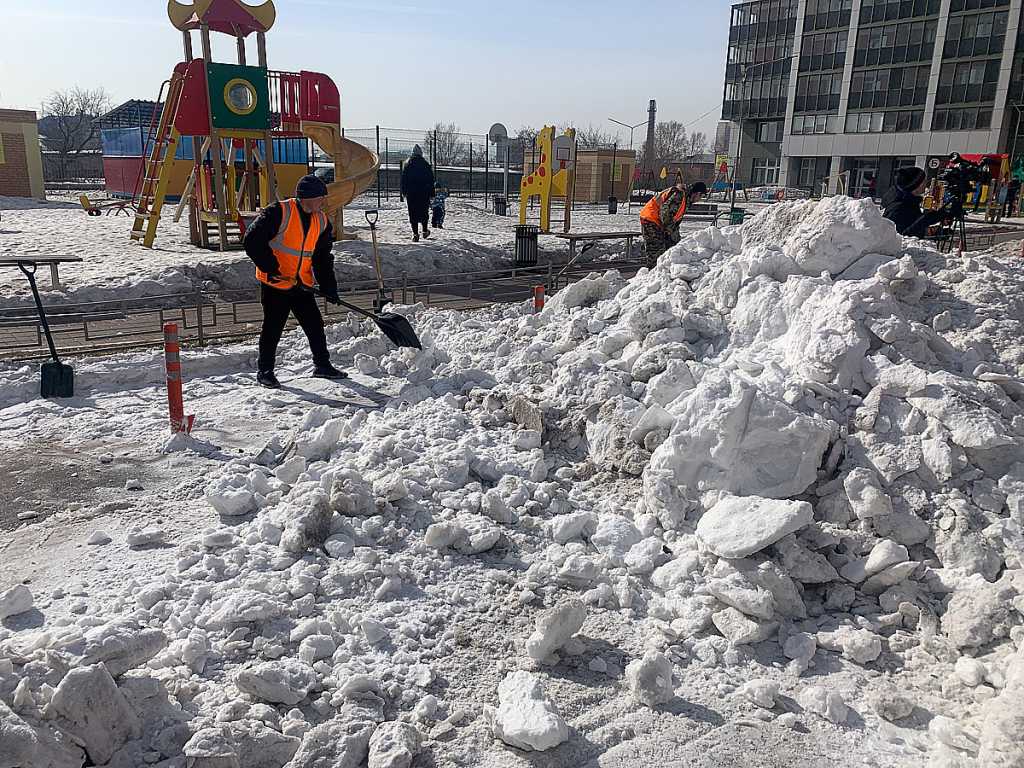 В Красноярске ещё около тысячи дворов нуждаются в уборке снега и льда |  15.03.2021 | Красноярск - БезФормата