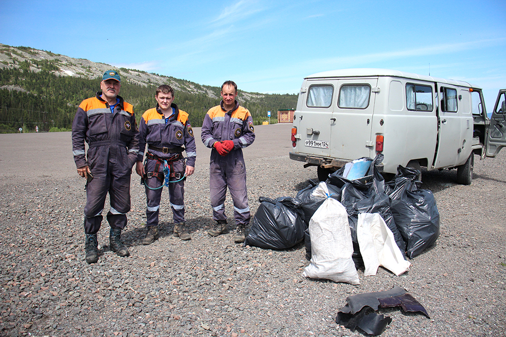 Сотрудники МЧС помогают с уборкой мусора.JPG