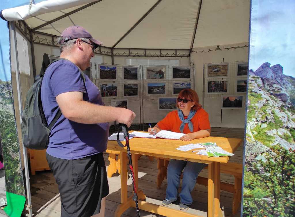 Регистрация туристов в шатре на начале тропы к озеру Радужному.jpg