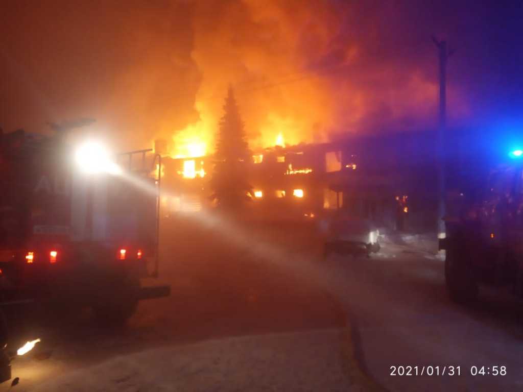 В Богучанском районе загорелся жилой дом. В одной из квартир может быть  человек. Новости от ИА 