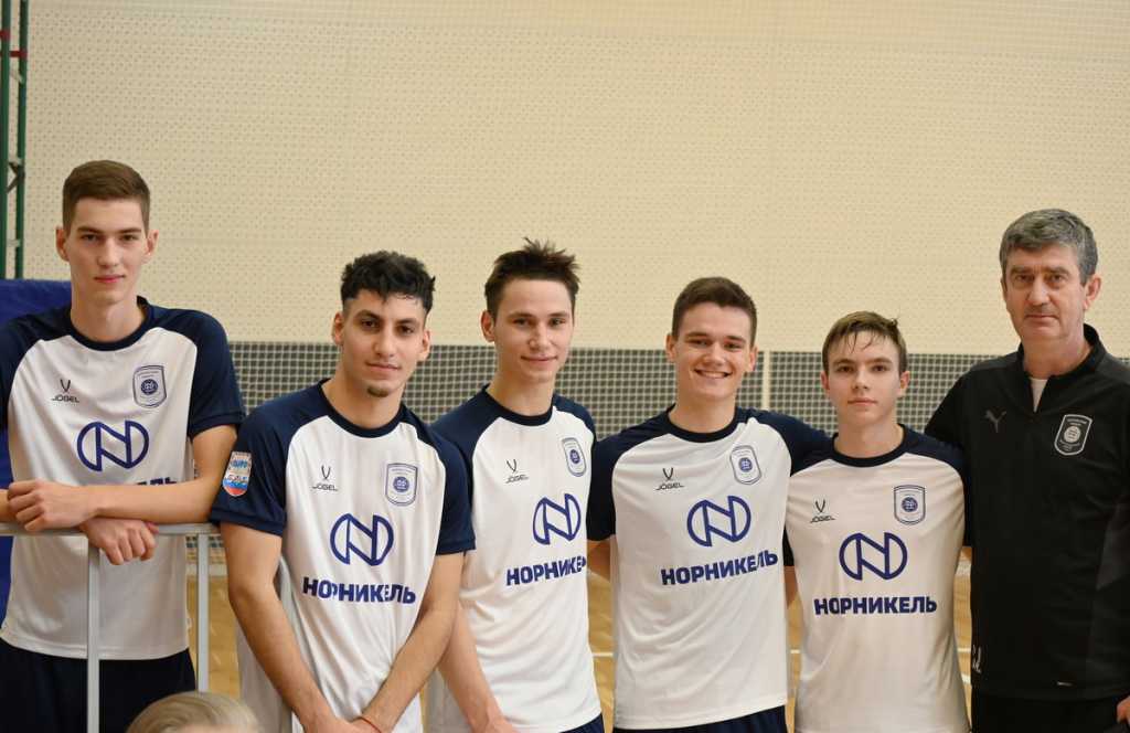 Футболисты и Александр Соколов.JPG