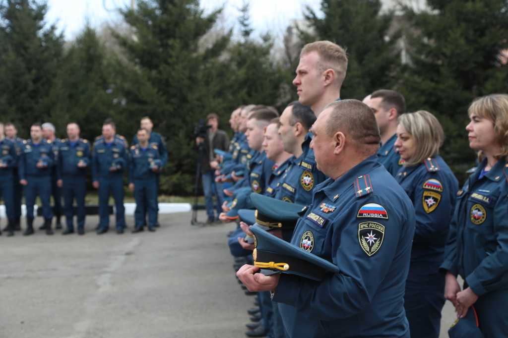 pozharnye-i-spasateli-pochtili-pamyat-kolleg-pogibshih-pri-ispolnenii-sluzhebnogo-dolga_1651207700482094309__2000x2000.jpg